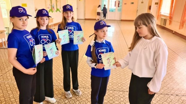 В Свердловской области юидовцы презентовали сверстникам новый выпуск школьной газеты «Светофорчик»